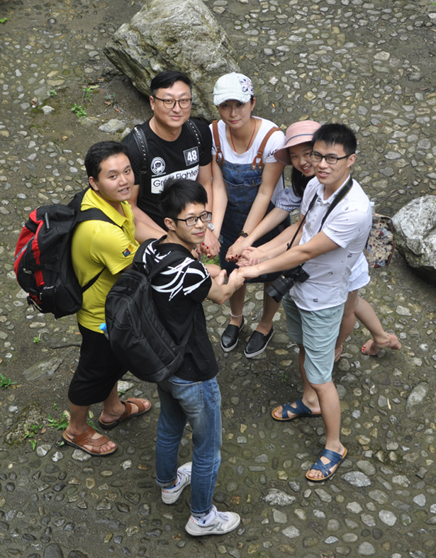 司組織了全體員工赴黑山谷、龍鱗石海風(fēng)景區(qū)二日游活動(dòng)